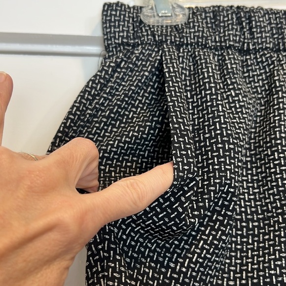 H&M Black and White lightweight cropped pants size 8. In perfect condition! - Picture 3 of 7